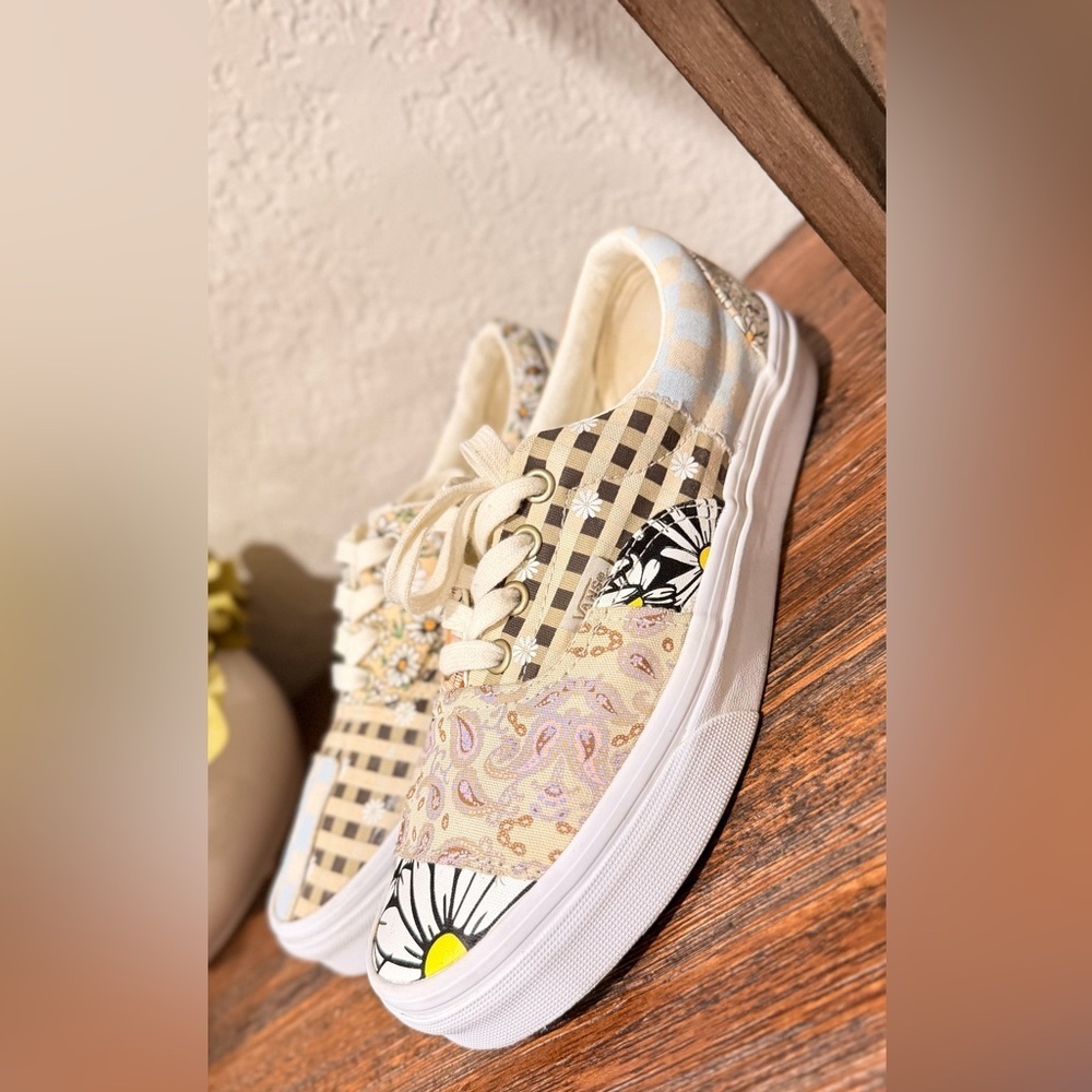 Vans Era Meadow women’s shoes Patchwork
Very clean & great condition bohemian